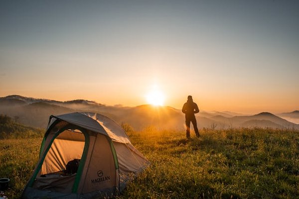 Quelles sont les meilleures pratiques pour camper en haute altitude en région tropicale?